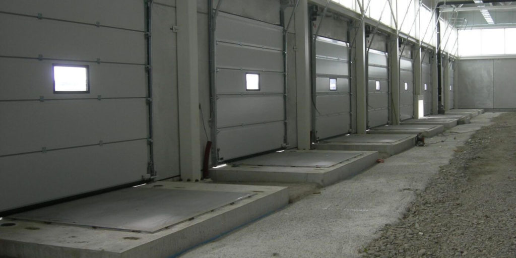 Installation de portes sectionnelles hall industriel ABF Fermetures