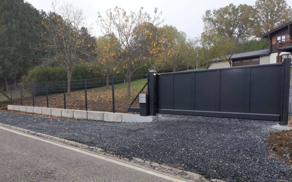 barrière automatisée et cloture maison individuelle ABF Fermetures